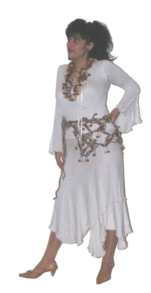 SEXY KLEID MIT PASSENDE SCHMUCK UND GÜRTEL